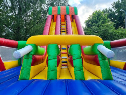 Piepūšamās atrakcijas Lielā piepūšamā atrakcija ar augstu slidkalniņu