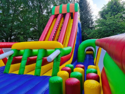 Piepūšamā atrakcija Fantāziju sala Piepūšamā atrakcija ar ļoti augstu slidkalniņu