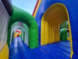 Ļoti liela piepūšamā atrakcija ar diviem augstiem slidkalniņiem Ļoti liela piepūšamā atrakcija ar diviem augstiem slidkalniņiem