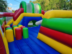 Ļoti liela piepūšamā atrakcija ar diviem augstiem slidkalniņiem Ļoti liela piepūšamā atrakcija ar diviem augstiem slidkalniņiem