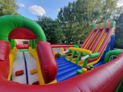 Liela piepūšamā atrakcija Ļoti liela piepūšamā atrakcija ar diviem augstiem slidkalniņiem