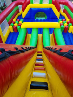 Piepūšamās atrakcijas noma Ļoti liela piepūšamā atrakcija