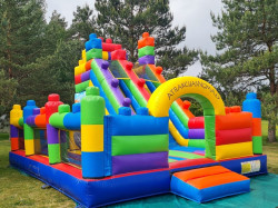 Piepūšamās atrakcijas Lego noma Koša piepūšamā atrakcija Lego ar slidkalniņu un šķēršļiem