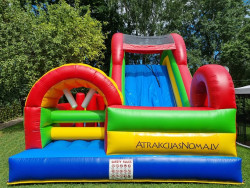 Piepūšamo atrakciju noma Krāsaina piepūšama atrakcija ar platu un augstu slīdkalniņu
