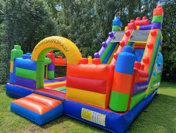 Piepūšamo atrakciju noma krāsaina Lego piepūšamā atrakcija