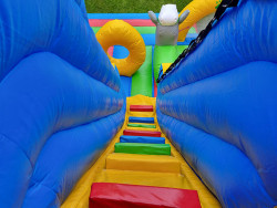 Trepes piepūšamajā atrakcijā Ķepu patruļa