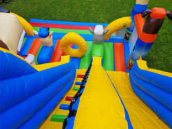 Trepes un slīdkalniņš piepūšamajā atrakcijā