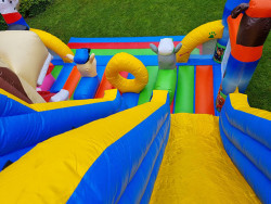 Augsts slīdkalniņš atrakcijā