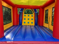 Piepūšamā atrakcija 14 metrus gara ar slidkalniņu un šķēršļiem, noma Liela piepūšamā atrakcija 14 metrus gara ar slidkalniņu un šķēršļiem