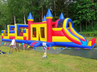 Piepūšamo atrakciju noma 14 metru gara piepūšamā atrakcija no divām daļām