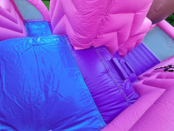 Slīdkalniņš un trepes Piepūšamajā atrakcijā L.O.L.