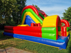 Piepūšamā atrakcija ar augstu slidkalniņu Liela, krāsaina piepūšamās atrakcijas ar slidkalniņu