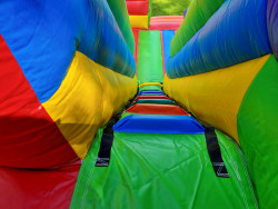 Trepes uz slidkalniņu lego piepūšamajā atrakcijā