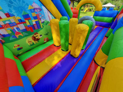 Krāsaina Lego piepūšamā atrakcija