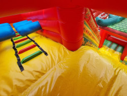 Piepūšamās atrakcija Pūķa parks Piepūšamās atrakcija Pūķa parks