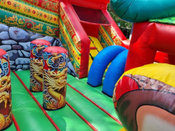 Piepūšamās atrakcija Pūķa parks Piepūšamās atrakcija Pūķa parks