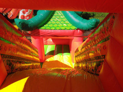 Lielās piepūšamās atrakcijas noma. Liela piepūšamā atrakcija ar augstu slidkalniņu un šķēršļiem