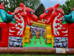 Liela piepūšamā atrakcija ar slidkalniņu un šķēršļiem Liela piepūšamā atrakcija ar slidkalniņu un šķēršļiem