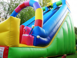 Piepūšamā atrakcija spančbobs Piepūšamās atrakcijas noma spančbobs