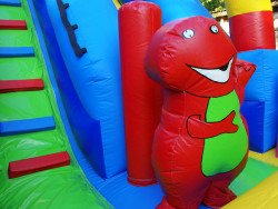 Piepūšamā atrakcija spančbobs Piepūšamās atrakcijas noma spančbobs