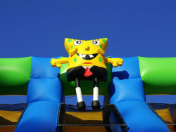 Piepūšamā atrakcija spančbobs Piepūšamās atrakcijas noma spančbobs