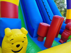 Piepūšamā atrakcija Spančbobs piepūšamā atrakcija ar augstiem slidkalniņiem