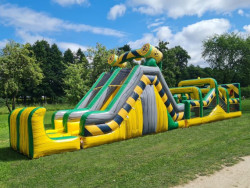 Piepūšamā atrakcija stafete ar šķēršļiem Piepūšamā atrakcija stafete ar šķēršļiem