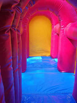 Tunelis Piepūšamajā atrakcijā Ūdens parks