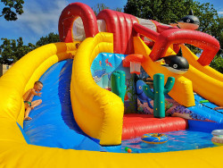Ūdens Piepūšamā atrakcija ar slīdkalniņu un baseinu