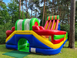 Liela Piepūšamā atrakcija Piepūšamā atrakcija ar diviem augstiem slidkalniņiem