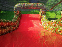 Piepūšamā atrakcija militārā trase Piepūšamās atrakcijas noma militārā trase