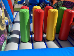 Liela piepūšamā atrakcija ROBOTS ar slidkalniņu un šķēršļiem Liela piepūšamā atrakcija ROBOTS ar slidkalniņu un šķēršļiem