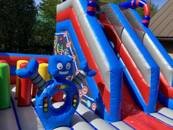 Liela piepūšamā atrakcija ROBOTS ar slidkalniņu un šķēršļiem Liela piepūšamā atrakcija ROBOTS ar slidkalniņu un šķēršļiem
