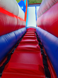 Liela piepūšamā atrakcija ROBOTS ar slidkalniņu un šķēršļiem Liela piepūšamā atrakcija ROBOTS ar slidkalniņu un šķēršļiem